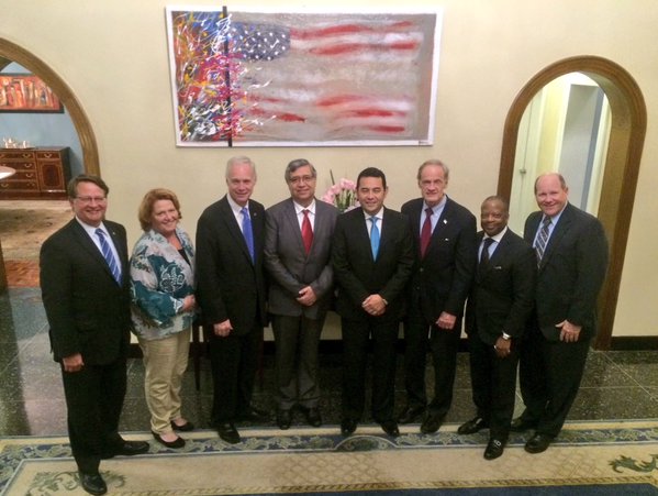 El presidente electo Jimmy Morales junto a la delegación estadounidense. (Foto Prensa Libre: Cortesía de la Embajada de Estados Unidos)