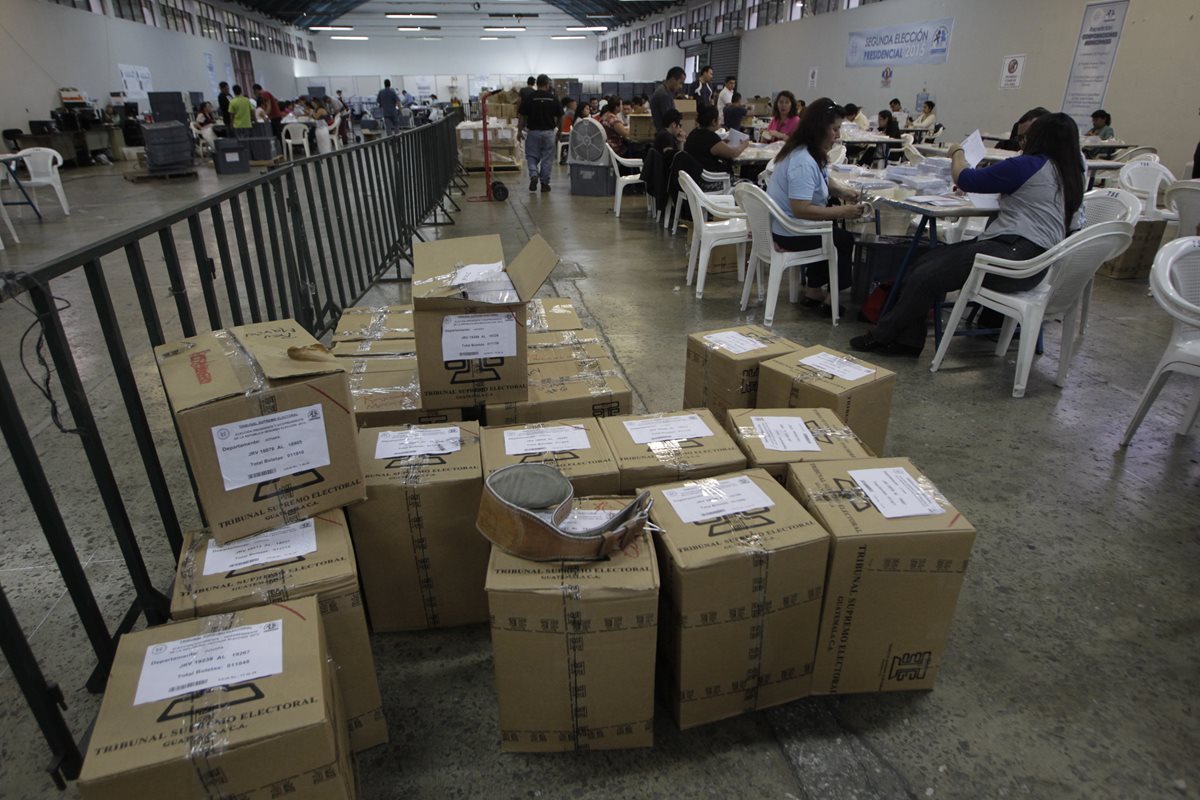 Trabajadores temporales del TSE cuentan las papeletas para la segunda vuelta electoral. (Foto Prensa Libre: Hemeroteca PL)