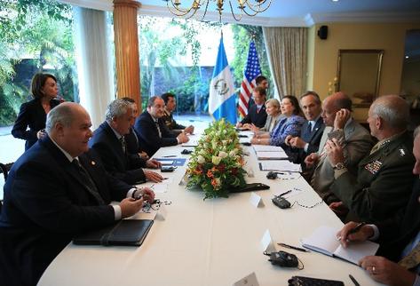 El embajador de Guatemala en EE. UU, Julio Ligorría, acompaña a Pérez Molina, quien conversa con Jeh Johnson —se coloca un audífono—; el general John Kelly, jefe del Comando Sur de ese país, y Alan Bersin, secretario adjunto para Asuntos Internacionales.