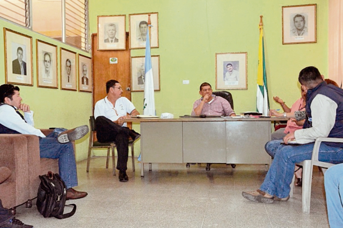 Trabajadores y funcionarios de la Municipalidad de Gualán, Zacapa, participan en mesa de diálogo.