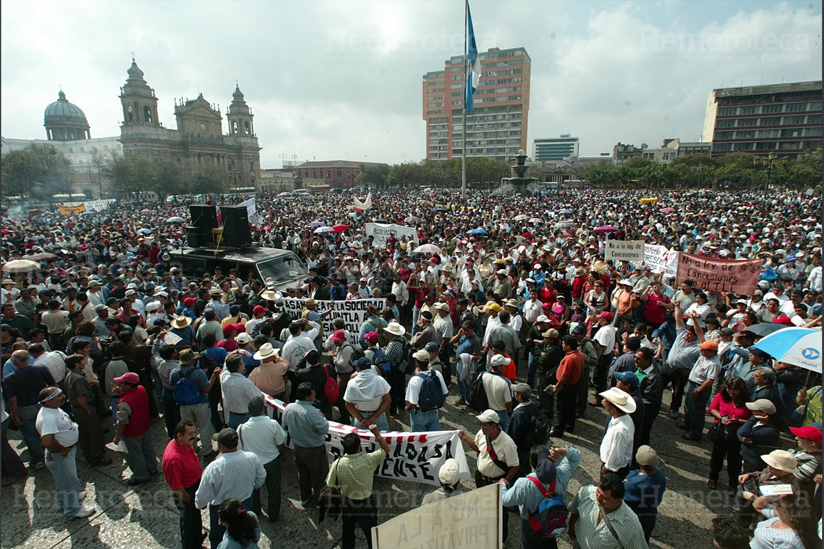 Ex patrulleros protestan en la Plaza de la Constitución el 1 de marzo de 2005. (Foto: Hemeroteca PL)