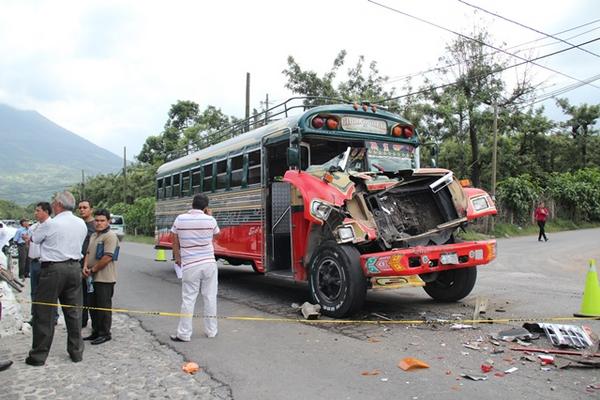 Uno de los autobuses pertenece a Transportes Norma y el otro a Transportes Samayoa (Foto Prensa Libre: MIGUEL LÓEPZ).