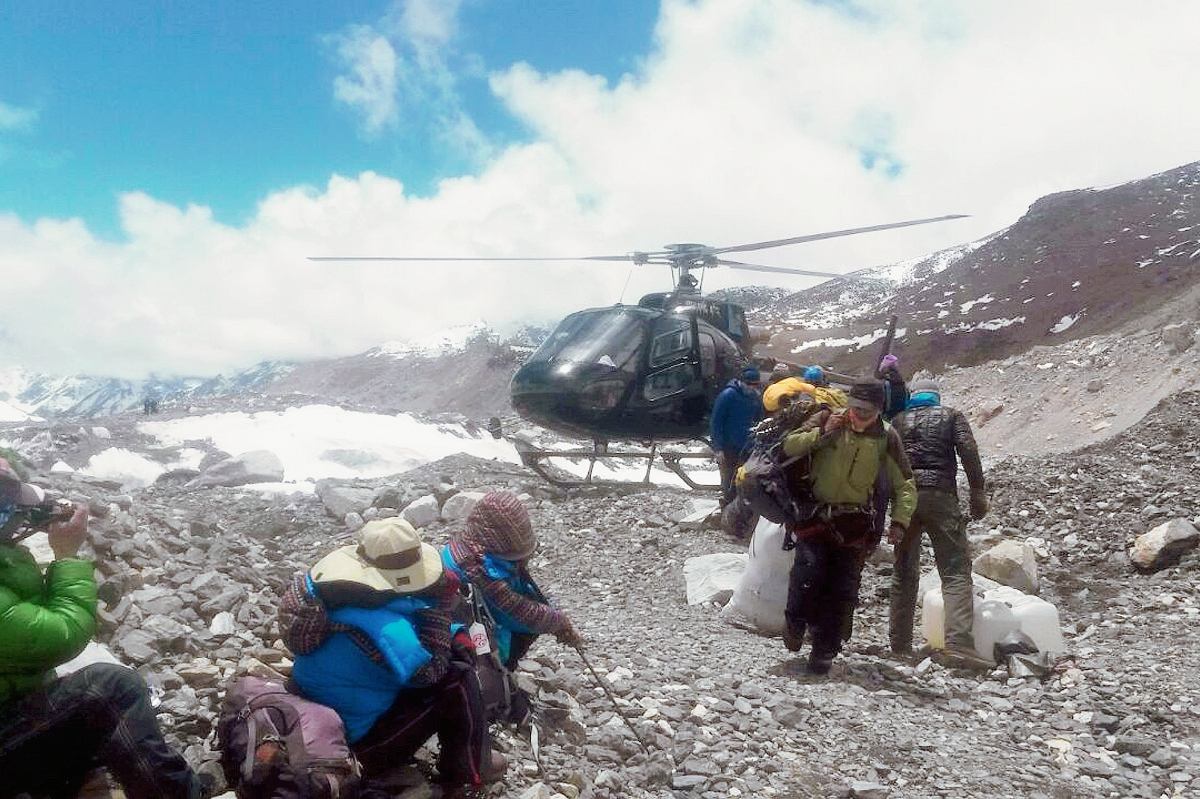 Un helicóptero de rescate traslada a alpinistas a un campamento base del Everest, Nepal, (Foto Prensa Libre: AP)