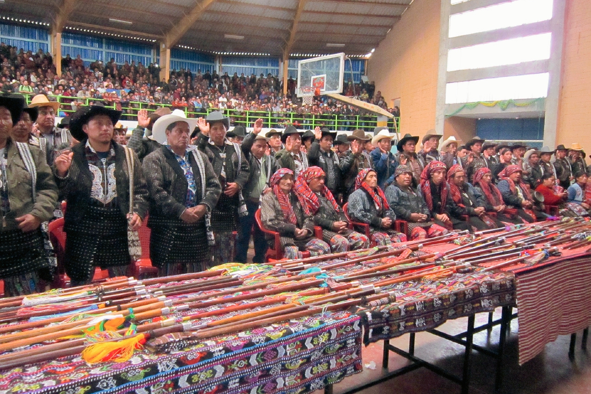 Autoridades indígenas en actividad comunitaria. (Foto Prensa Libre: Archivo).