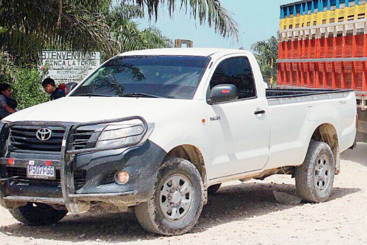 El Picop placas P507FGG persigue a corresponsal de Prensa Libre en Petén, Rigoberto Escobar, durante unos cuatro kilómetros, en Sayaxché. (Foto Prensa Libre)