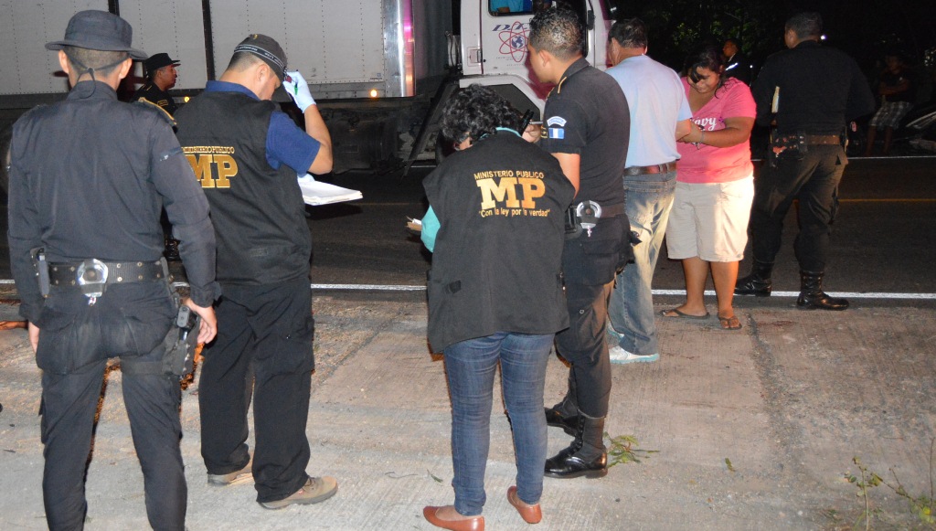 Curioso reúnen evidencias en el lugar del accidente, en Zacapa. (Foto Prensa Libre: Víctor Gómez).
