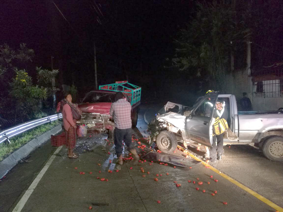 Dos picops chocaron en la zona 3 de Huehuetenango. (Foto Prensa Libre: Mike Castillo)
