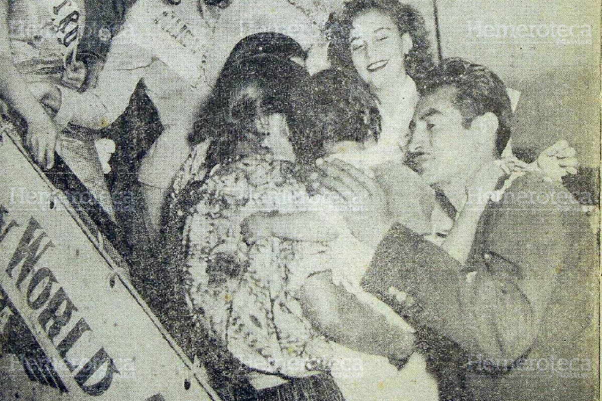Mateo Flores es recibido por su esposa y su pequeña hija, al descender del avión de la Fuerza Aérea Guatemalteca que lo trasladó desde México. Foto: Hemeroteca PL