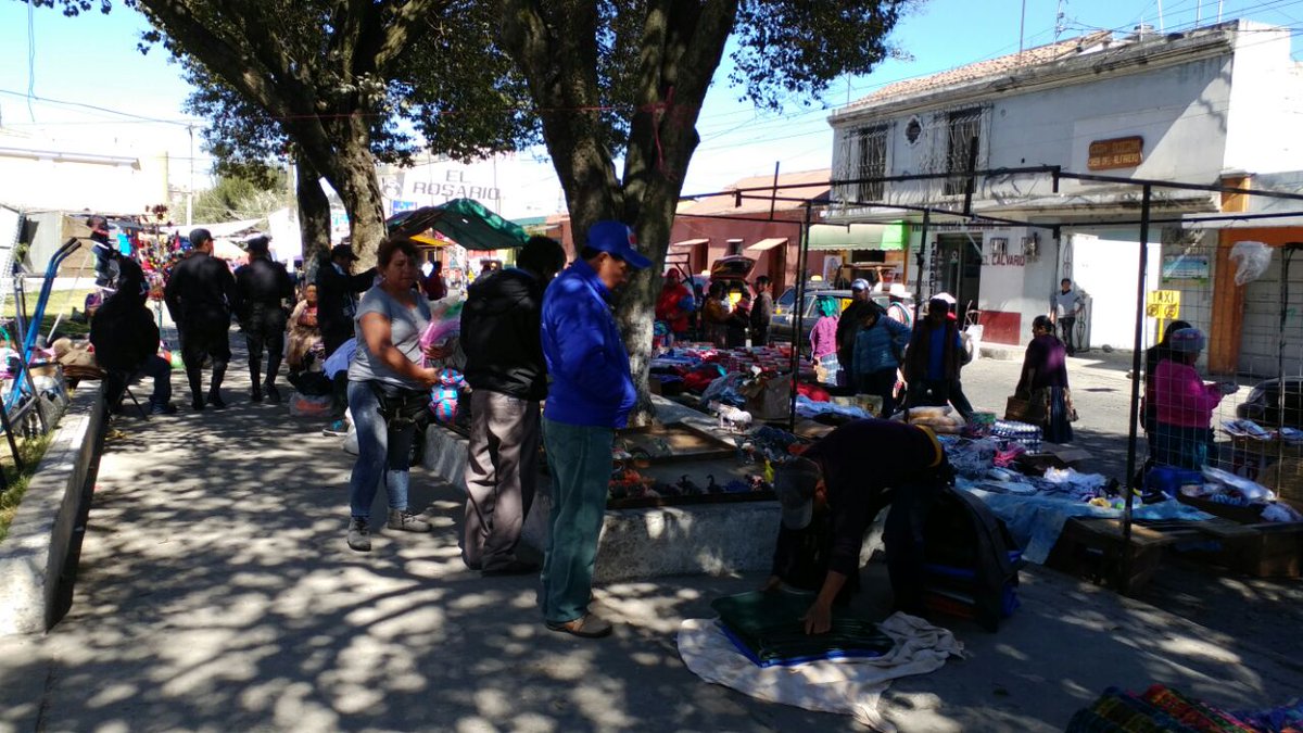 Los vecinos del barrio El Calvario piden a las autoridades que los vendedores actúen con orden. (Foto Prensa Libre: Fred Rivera)