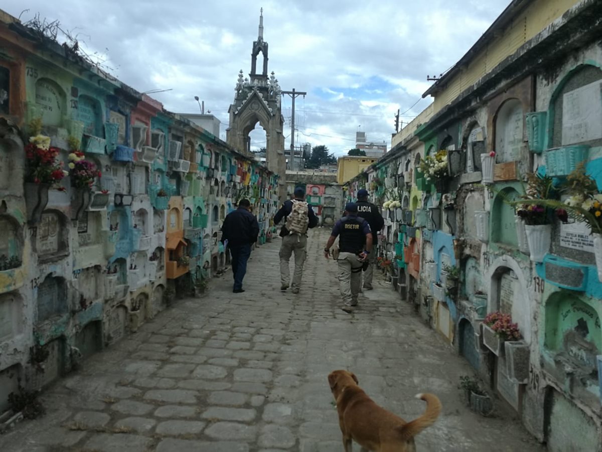 Agentes de la División de Seguridad Turística vigilan el Cementerio General de Quetzaltenango. (Foto Prensa Libre: Fred Rivera)
