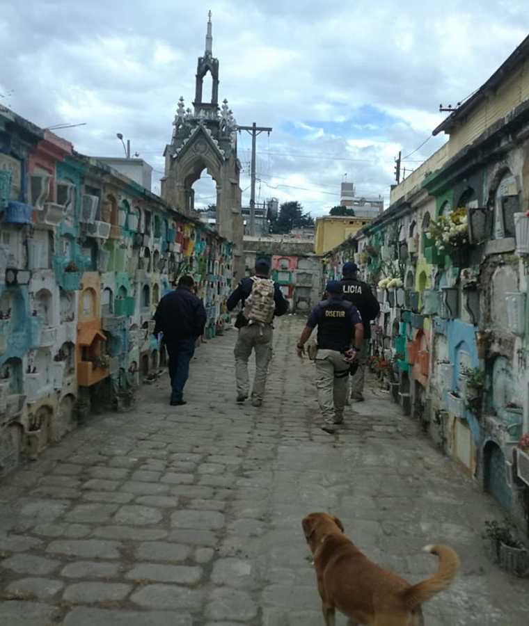 Agentes de la División de Seguridad Turística vigilan el Cementerio General de Quetzaltenango. (Foto Prensa Libre: Fred Rivera)