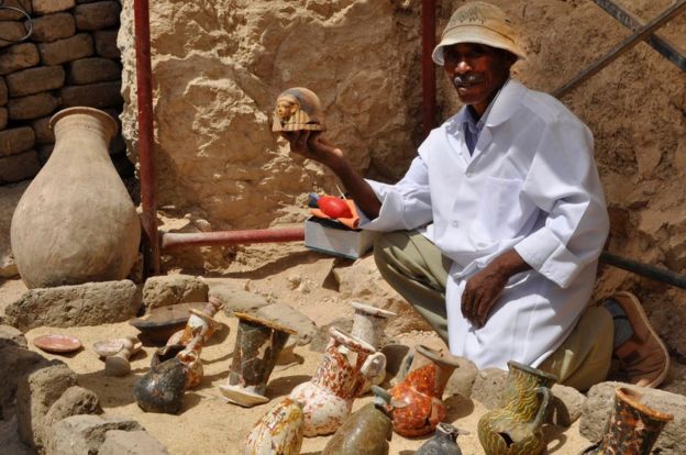 Otros artefactos, entre ellos varias vasijas de barro, fueron hallados en la tumba del Valle de los Reyes en Luxor. AFP