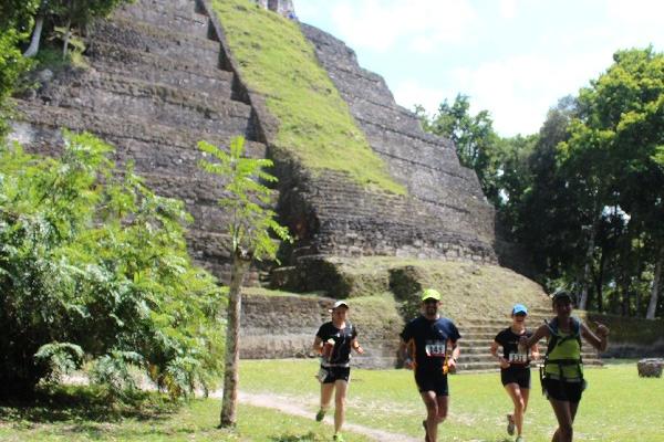 Ultramaratonistas corren en las cercanías de un   templo maya, en Yaxhá. (Foto Prensa Libre: Rigoberto Escobar)