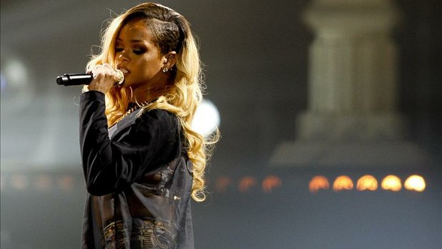 Rihanna quiere que sus fanes usen el teléfono móvil durante sus conciertos. (Foto Prensa Libre: EFE)