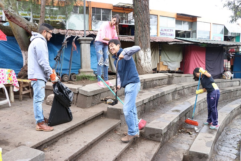 Voluntarios utilizaron escobas y productos de limpieza para retirar la basura y el polvo de la Plazuela del Marimbista de Xela. (Foto Prensa Libre: María José Longo)