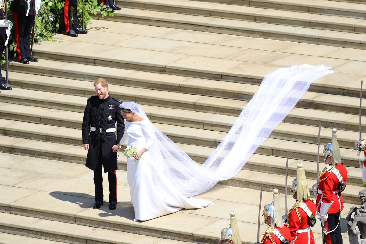 Los esposos Príncipe Harry y Meghan Markle, duque y duquesa de Sussex, después de su enlace nupcial. (Foto Prensa Libre, EFE).