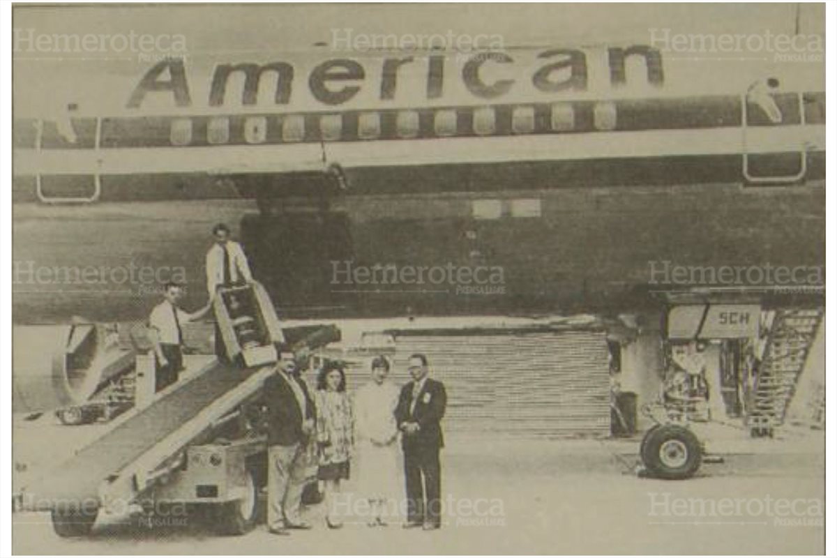 Empleados de American Airlines al momento de desembarcar el faro que sería instalado en la Torre del Reformador 2/9/1994. (foto: Hemeroteca PL)