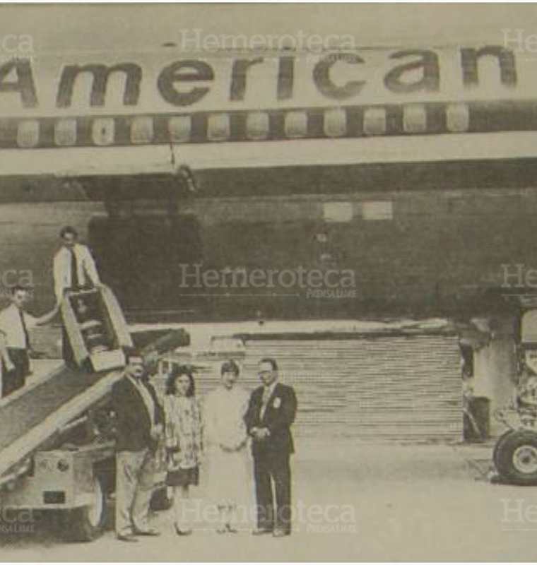 Empleados de American Airlines al momento de desembarcar el faro que sería instalado en la Torre del Reformador 2/9/1994. (foto: Hemeroteca PL)