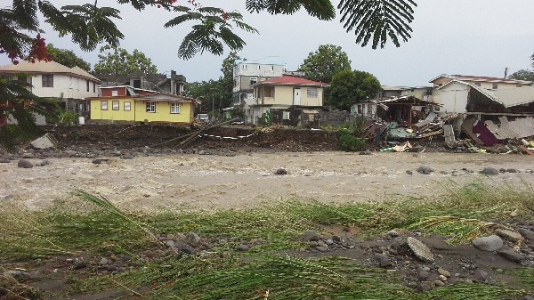 <em>El paso de Erika causó el desbordamiento de un en Roseau.</em>  (Foto Prensa Libre: AP)
