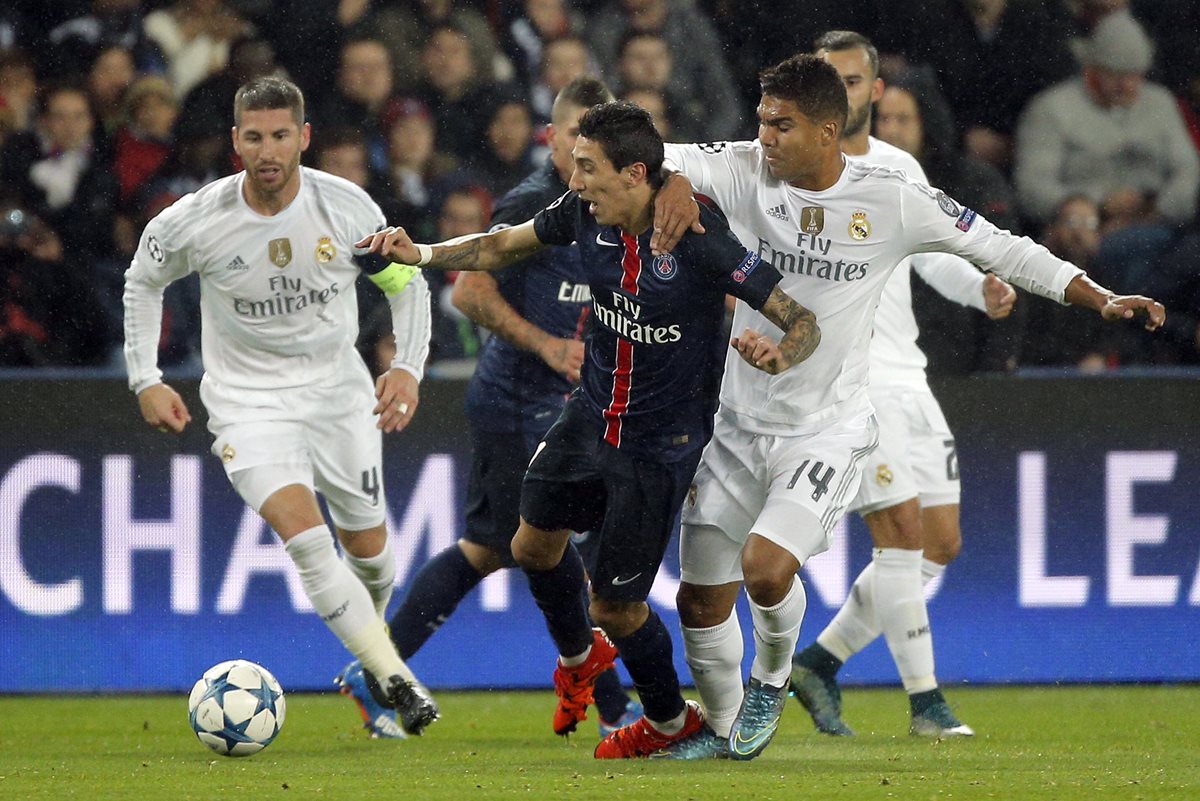 El agentino Ángel Di Maria del PSG pelea la pelota con Sergio Ramos y Carlos Henrique Casemiro del Real Madrid. (Foto Prensa Libre: AP)