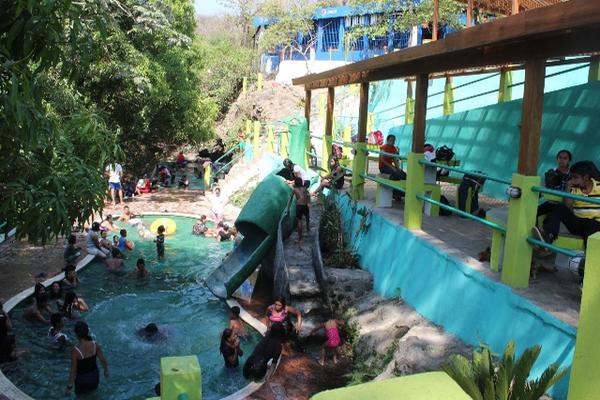 Con tres piscinas de agua azufrada, el sitio turístico Andá Mirá, en Jalpatagua, atrae a muchos visitantes. (Foto Prensa Libre: Oswaldo Cardona)<br _mce_bogus="1"/>