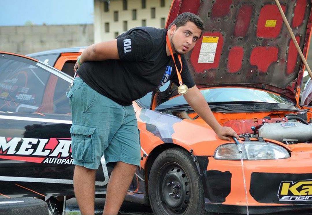 Ricardo Barahona posa junto a su vehículo en una fotografía de archivo. (Foto Prensa Libre: cortesía Carlos Pineda)
