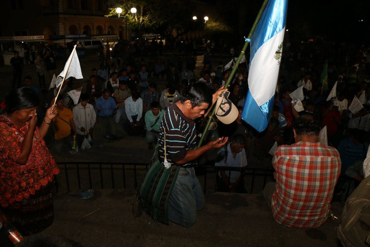 Pobladores de varias aldeas de Alta Verapaz efectuaron una jornada de oración por la paz de Guatemala. (Foto Prensa Libre: Eduardo Sam)