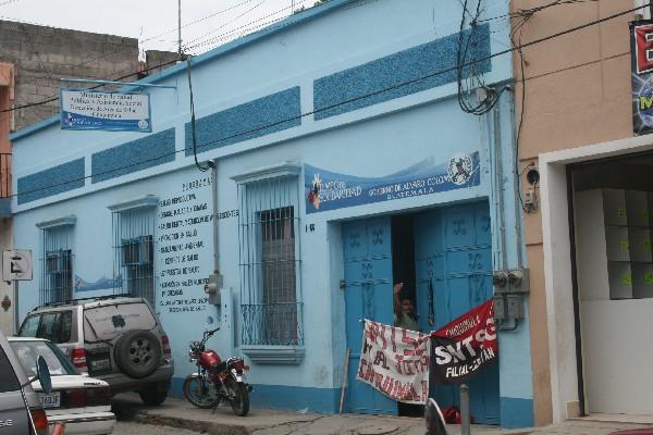 Sindicalista de Salud ocupan edificio.