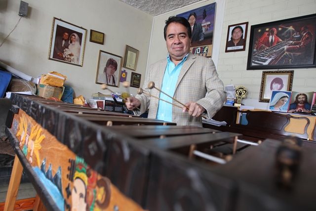 <span style="font-size: 11.9999990463257px;">Fidel Funes en su estudio, en la zona 11 de la capital (Foto Prensa Libre: Esbin García).</span>