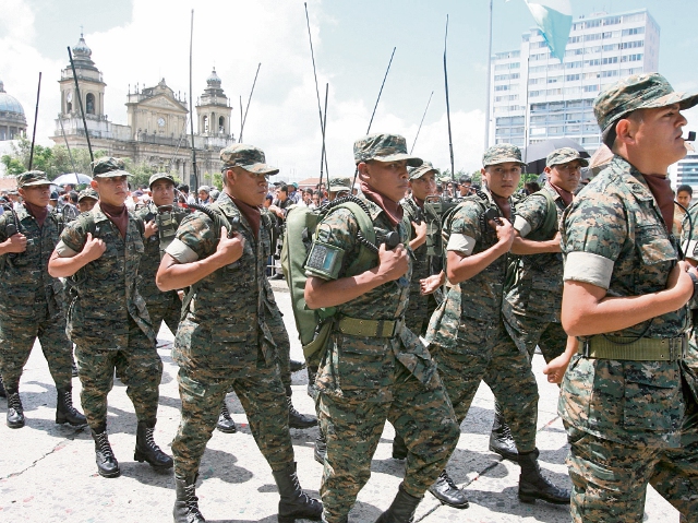 Un grupo de soldados pasa frente al Palacio Nacional de la Cultura, el 30 de junio del 2007, durante el último desfile que el Ejército efectuó en la vía pública con motivo de su aniversario. (Foto: Hemeroteca PL)