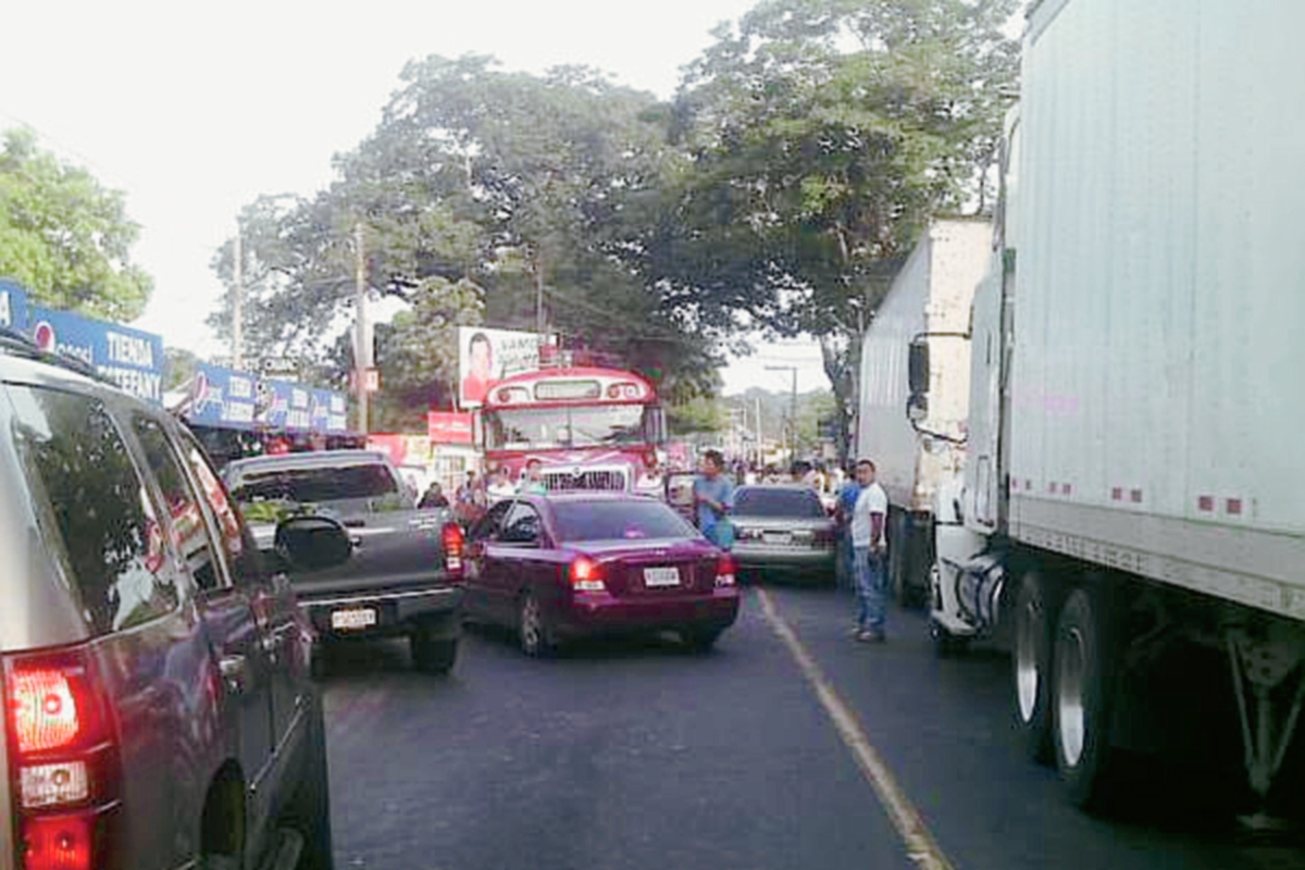 Pilotos hacen fila por bloqueo en km 113 de ruta a suroccidente, en Cocales, Patulul, Suchitepéquez. (Foto Prensa Libre: Twitter)