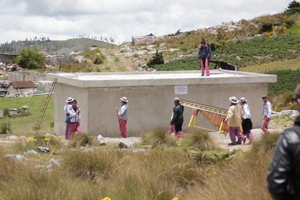Vecinos de seis comunidades de  Todos Santos Cuchumatán, Huehuetenango, participan en la inauguración del nuevo sistema de captación de agua. (Foto Prensa Libre: Mike Castillo)