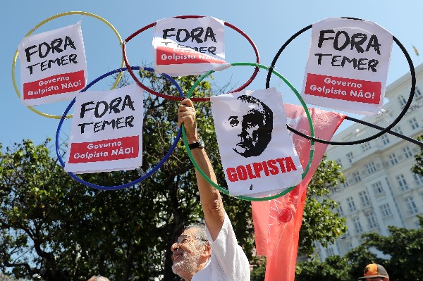 Brasileños protestan contra los Juegos Olímpicos y el Gobierno de Michel Temer. (Foto Prensa Libre: EFE)