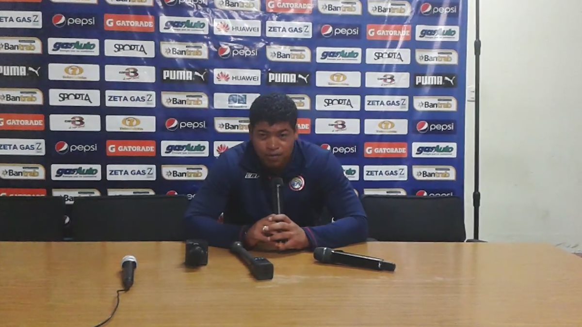 Ronald Gómez confía en que Xelajú MC durante la conferencia de prensa después del partido que empataron 2-2 contra Comunicaciones. (Foto Prensa Libre: Norvin Mendoza)