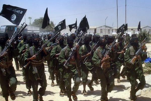 Unos combatientes leales a los insurgentes islamistas shebab en le región somalí de Bajo Shabelle. (Foto Prensa Libre: AFP)