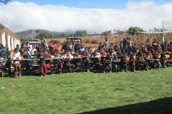 Parte de los niños de comunidades de Sololá que fueron beneficiados con  útiles.