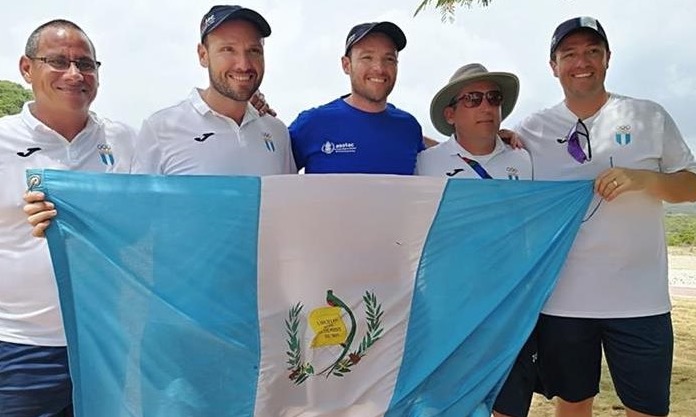 Enrique, Jean Pierre y Hebert Brol, lucen la bandera de Guatemala, tras ganar el oro por equipos en foso olímpico. (Foto Prensa Libre: Carlos Vicente)