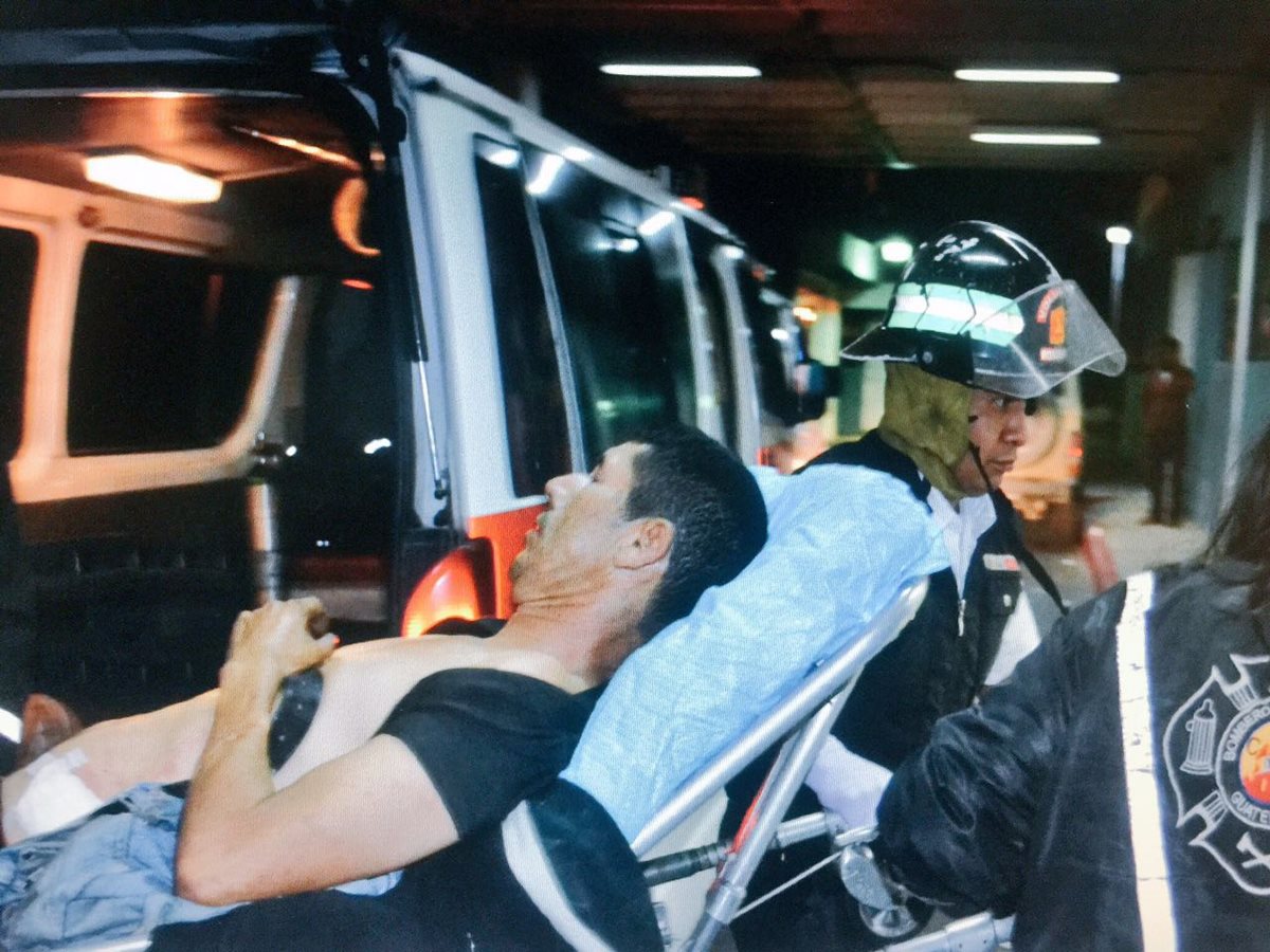 Un pasajero herido en Ciudad Quetzal, fue trasladado al hospital del Seguro Social.( Foto Prensa Libre: cortesía)