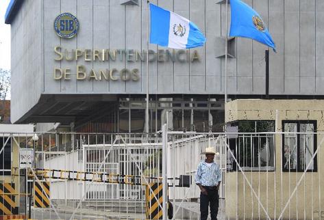 Según datos de la Superintendencia de Bancos, los guatemaltecos se endeudaron más en el primer semestre del año. (Foto Prensa Libre: Hemeroteca PL)