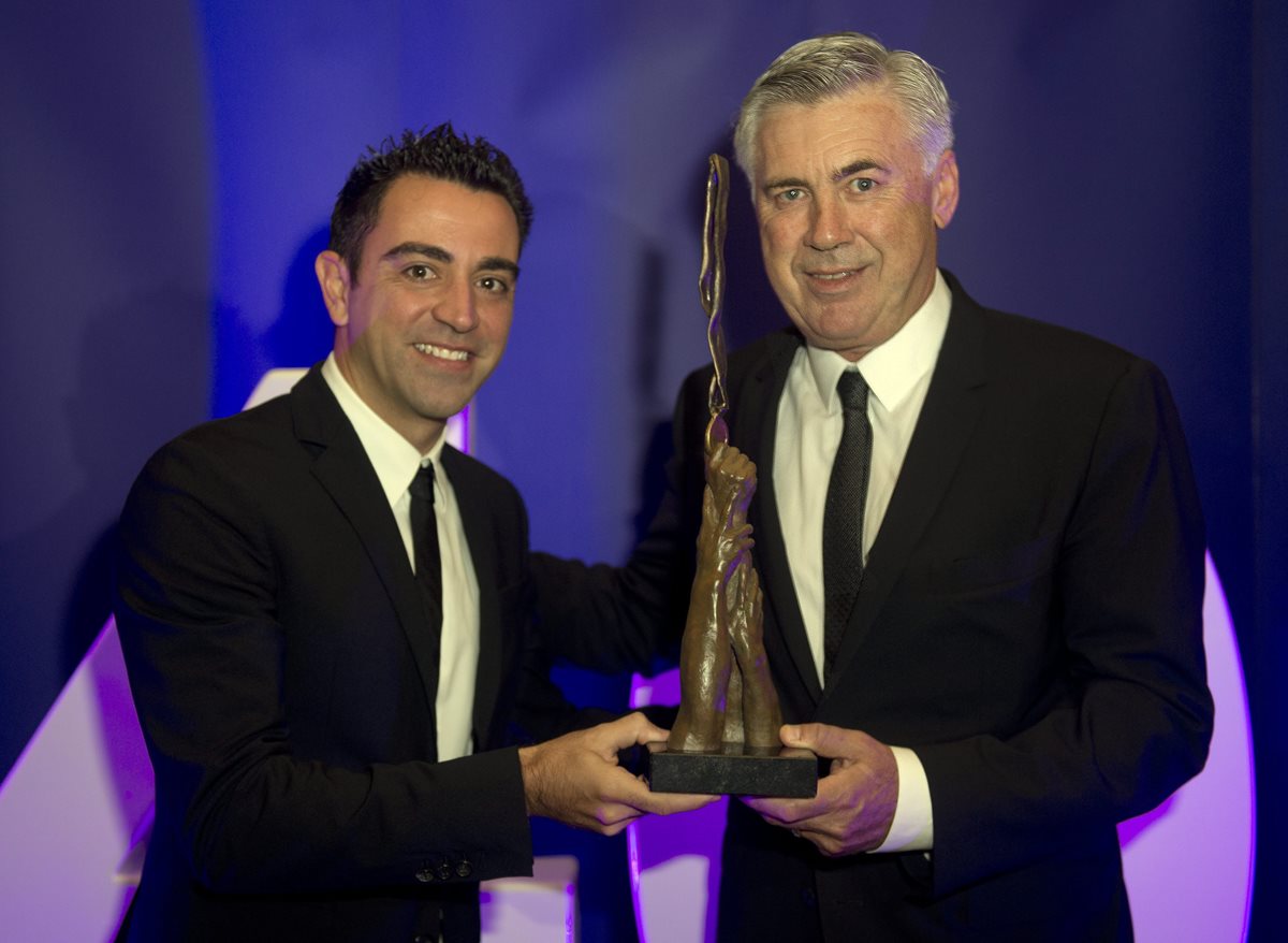 Xavi Hernández posa junto al entrenador italiano Carlo Ancelotti en la entrega del premio. (Foto Prensa Libre: EFE)