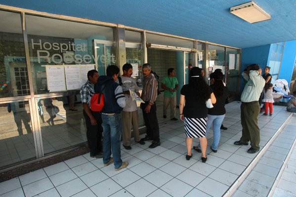 La consulta externa de 11 hospitales abrirá este lunes, después de 20 días en los que permaneció cerrada por los médicos que exigían el cumplimiento del pago salarial. (Foto Prensa Libre: Álvaro Interiano)