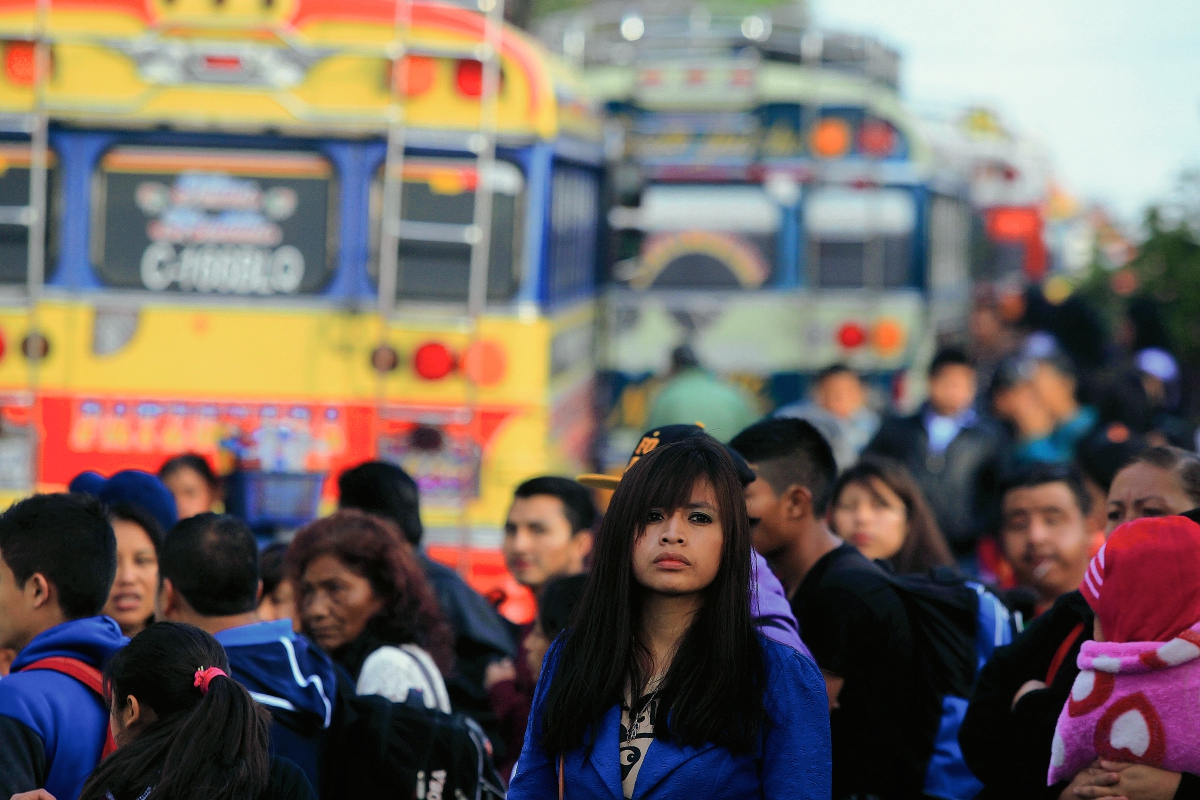 Cientos de personas utilizaron buses extraurbanos esta Semana Santa. (Foto Prensa Libre: Hemeroteca PL).