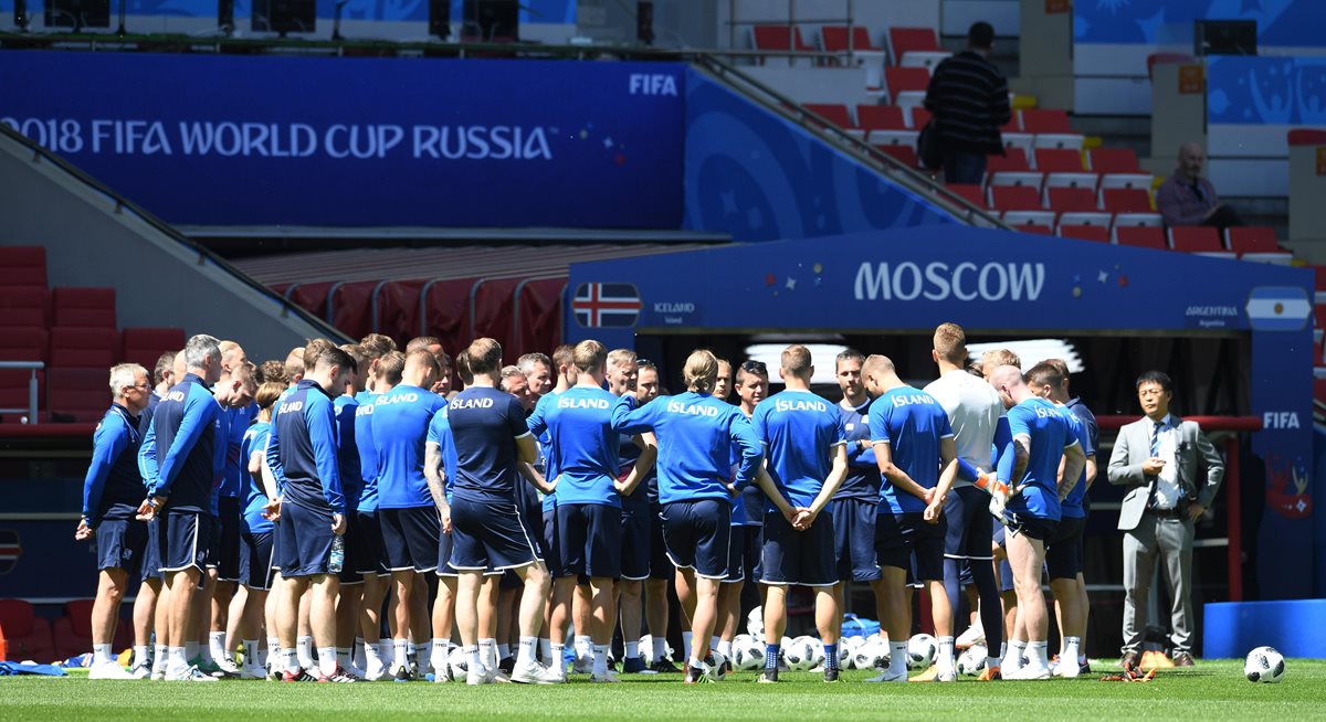 Los jugadores de la Selección de Islandia durante la práctica de este viernes. (Foto Prensa Libre: EFE)