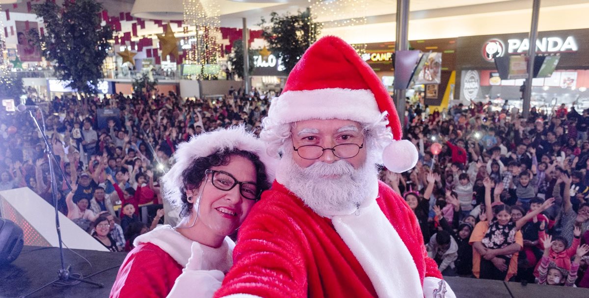 Santa Claus y la señora Claus comparten con los visitantes en el centro comercial Pradera Xela. (Foto Prensa Libre: Cortesía)