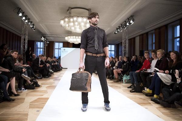 LA FIRMA polaca Lab 35 destaca por crear ropa masculina con estilo casual. (Foto Prensa Libre: EFE)