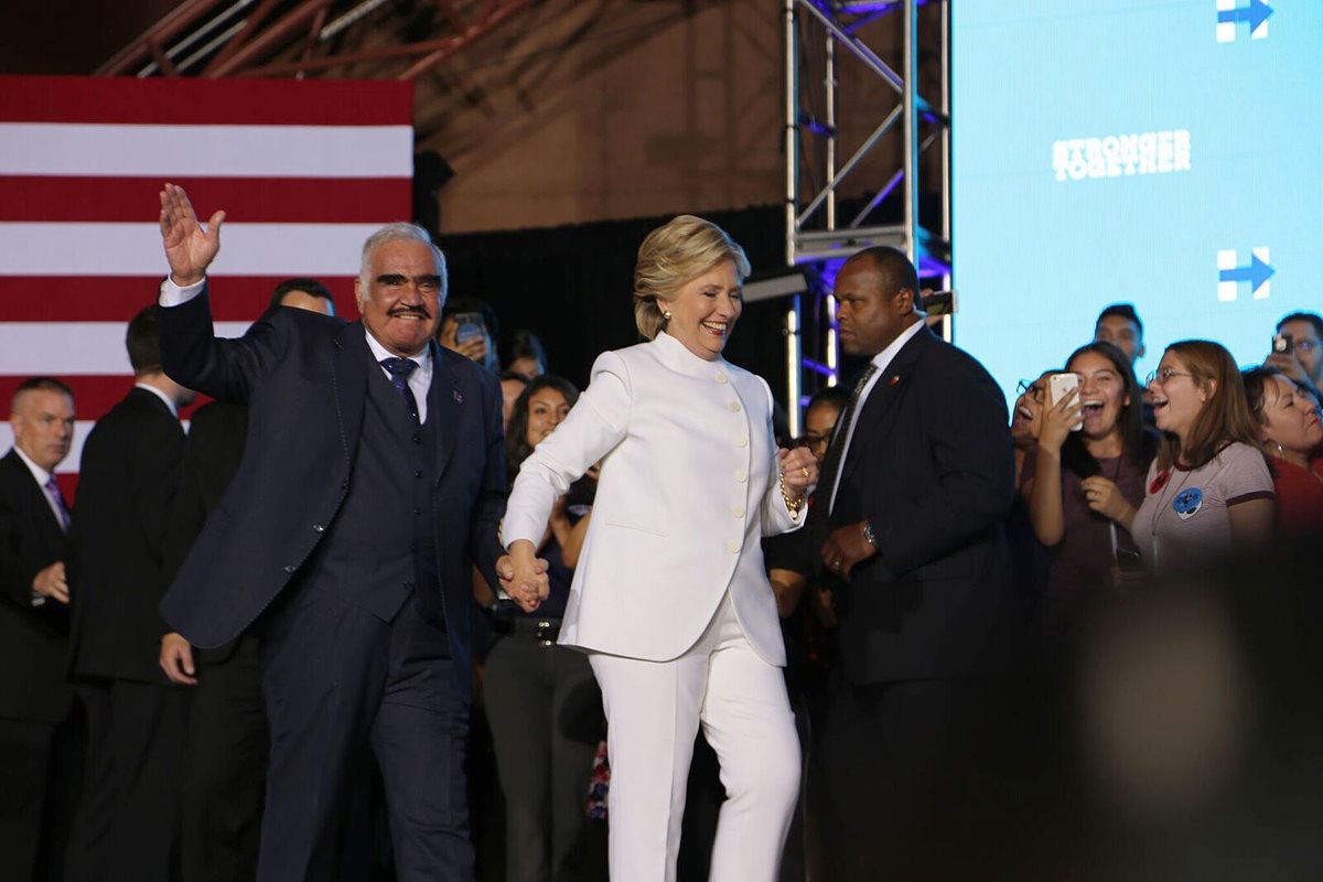 Vicente Fernández dio la bienvenida a Hillary Clinton al anfiteatro en Las Vegas. (Foto Prensa Libre: EFE)