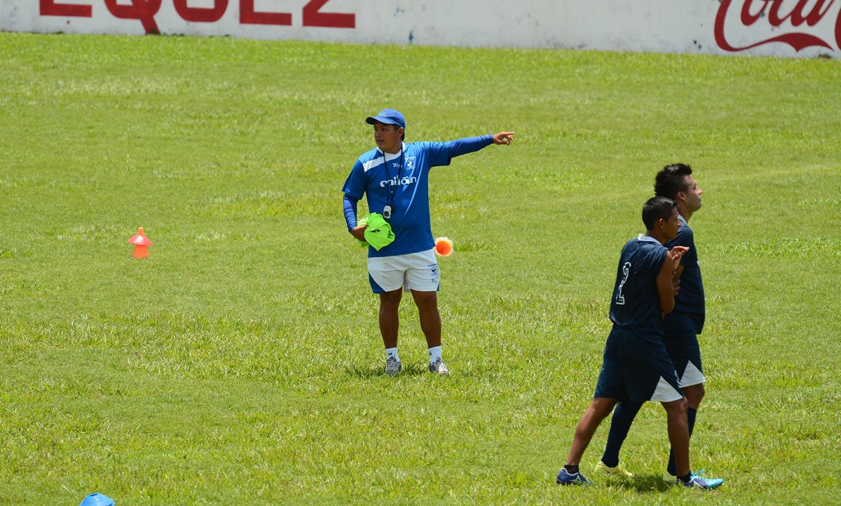 El técnico nacional Edwin Vásquez se retira del equipo venado. (Foto Prensa Libre: Omar Mendez)