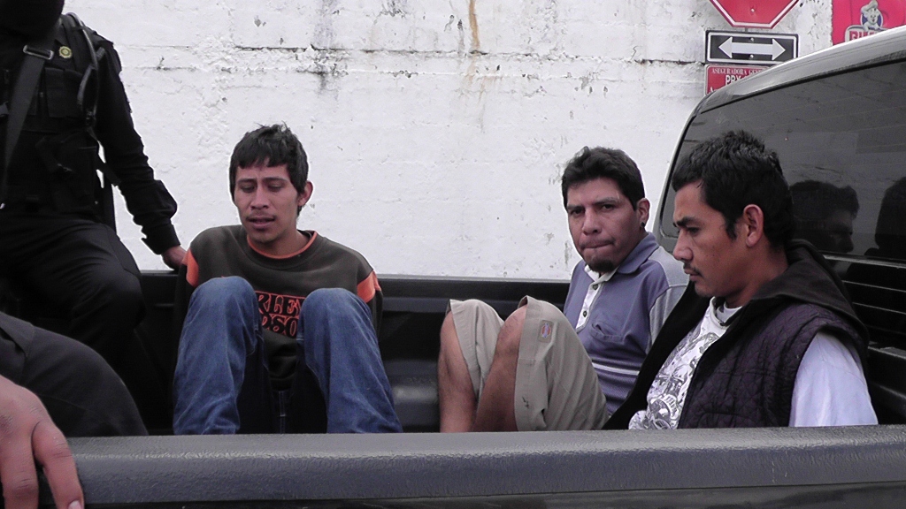 Tres de los cinco capturados en Cobán, Alta Verapaz. (Foto Prensa Libre).