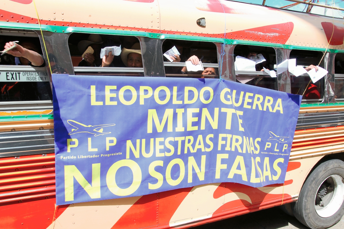 Miembros del PLP, llegan al TSE para aclarar el tema del las firmas falsas. (Foto Prensa Libre: Archivo).