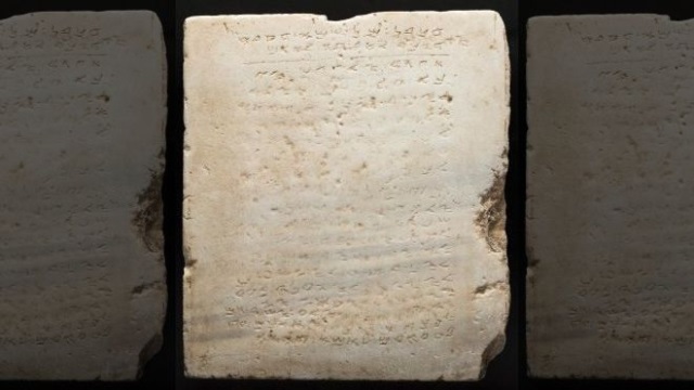 Subastan por 850.000 dólares en Beverly Hills la inscripción en piedra más antigua que se conoce de los 10 Mandamientos. (Foto Prensa Libre: AP)